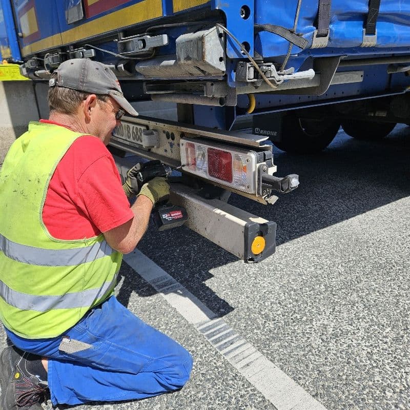 Vor-Ort-Reparatur am Trailer im Hafen