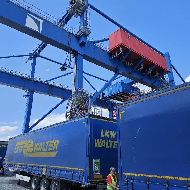 Trailer am Portalkran im Seehafen Rostock